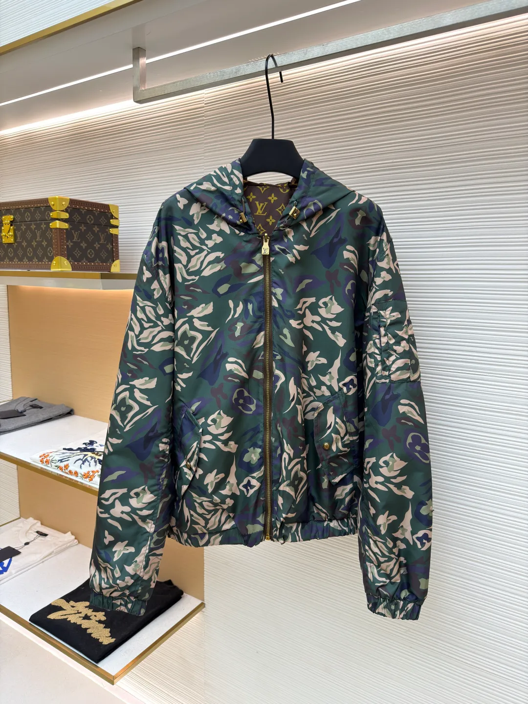 LOUIS VUITTON camouflage printed reversible hooded jacket ●Original version: 26800 purchase and development ●Item number: 1681223-B80 ●Fabric: nylon fabric ●Technology: printing production ●Color: camouflage ●Version: fitted version ●Weight: about 550 grams ●Size: 48-50-52-54 ●Description: This windproof jacket is made of lightweight nylon, 2025 The LV Camo pattern and full-frame Monogram jacquard from the autumn and winter show are decorated on both sides. Multiple pockets reflect functional considerations, and the elastic hood, hem and cuffs complete the overall look. 100% polyester fiber, custom-engraved logo hardware, front camouflage printing, presbyopia printing, reversible design. The overall wiring is straight and delicate, the fabric is comfortable and soft, and the color is consistent without color difference. It can be matched with the same style to create a fashionable look and control various occasions. Customized accessories, complete with three standards, same style for men and women!